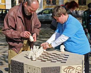 Schachtisch, Figuren, 2 Hocker